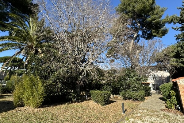 A country house from the 18th century in Six-Fours-les-Plages...