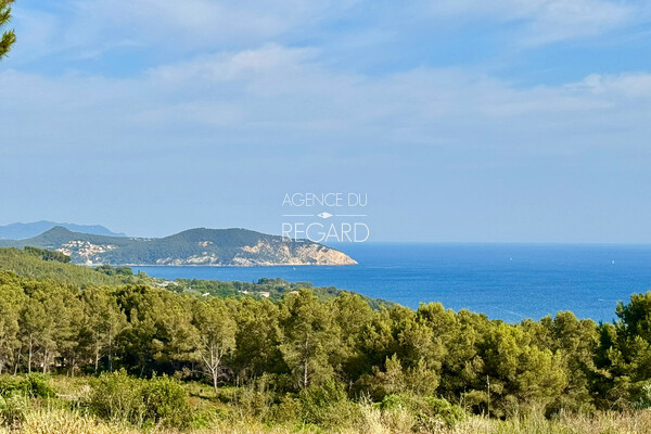 Property with sea view in Ceyreste