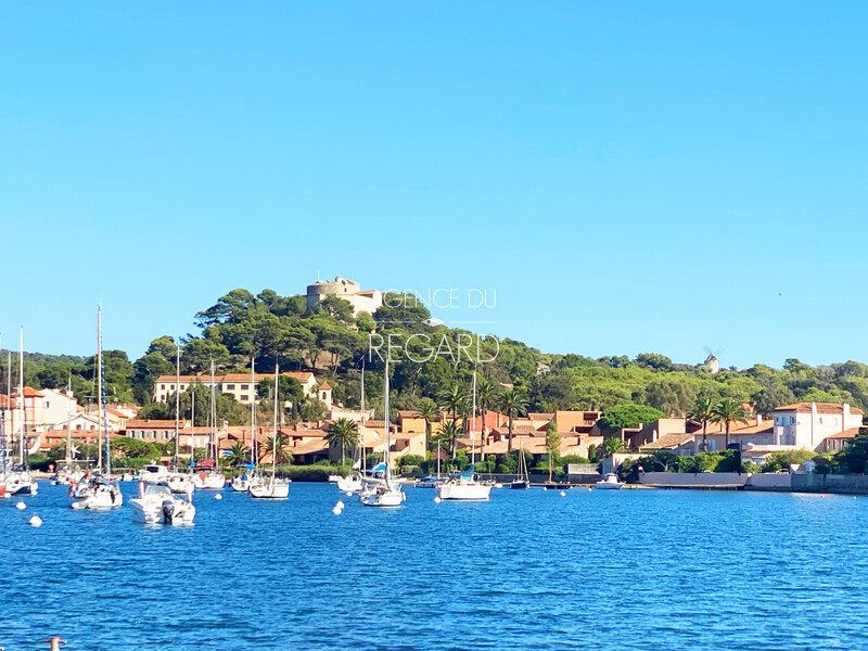 Apartment with sea view in Porquerolles THIS APARTMENT IS UNDER PURCHASE OFFER BY L'AGENCE DU REGARD