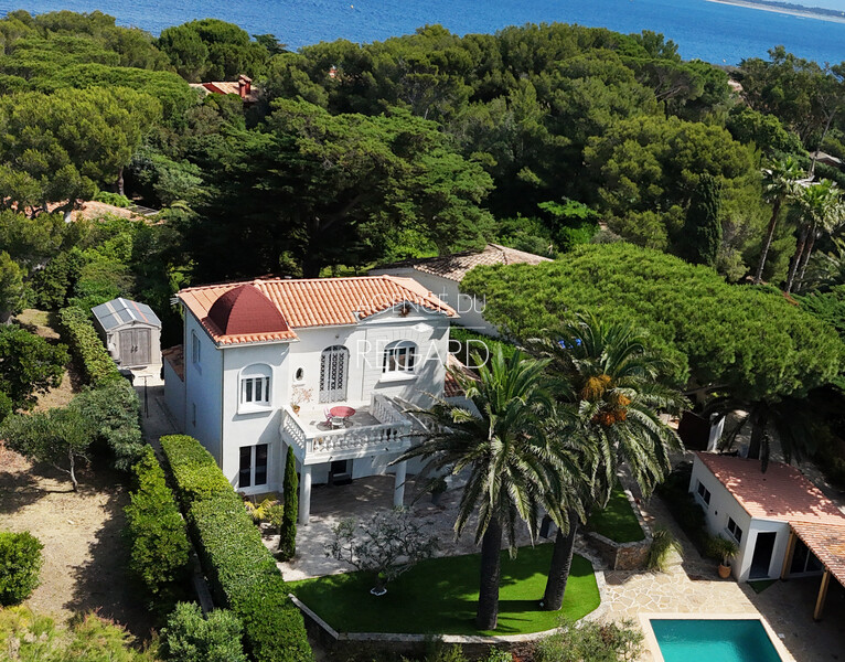 Property with sea view in Giens , just 2 minutes by walk from the beach...