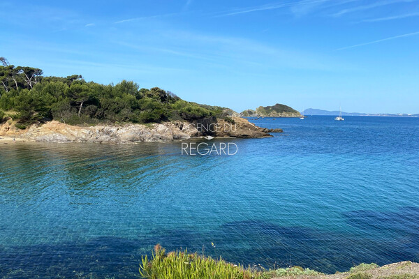 Property with sea view in Giens, just 2 minutes by walk from the beach...