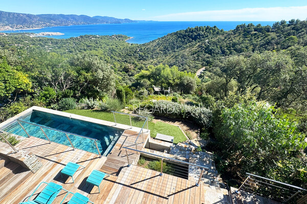 Property with sea view in Gaou B�nat