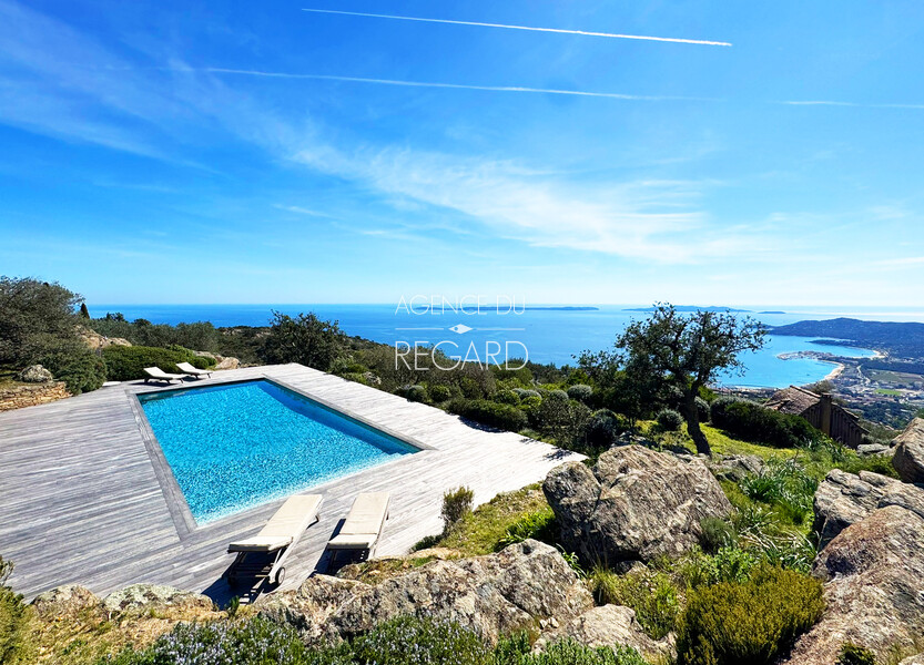 Exceptional property with sea view�
