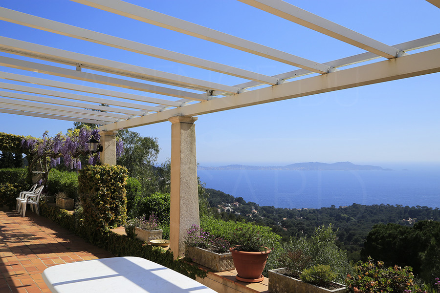 Sea view villa in Carqueiranne - THIS VILLA HAS BEEN SOLD BY AGENCE DU REGARD