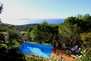 villa with sea view in Carqueiranne